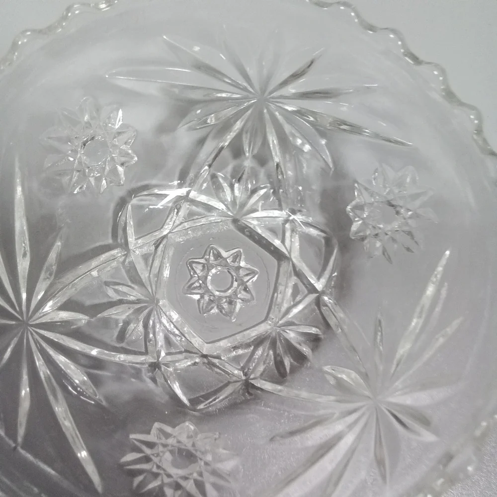 Vintage Clear Cut Glass Starburst Floral Bowl Scalloped Rim 5.5 Inch Candy Dish‎